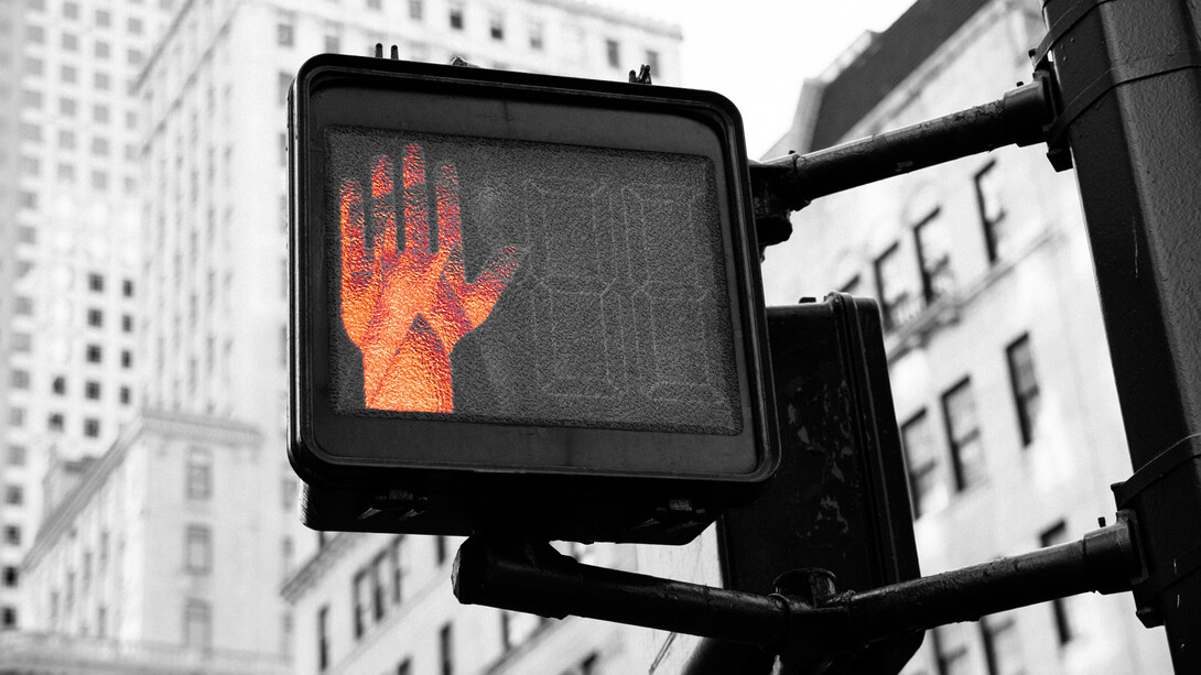 Señal de «stop» en un semáforo. La pandemia, la guerra Rusia-Ucrania, la situación de EE.UU. son evidencias de que el mundo se encuentra en una situación de estancamiento