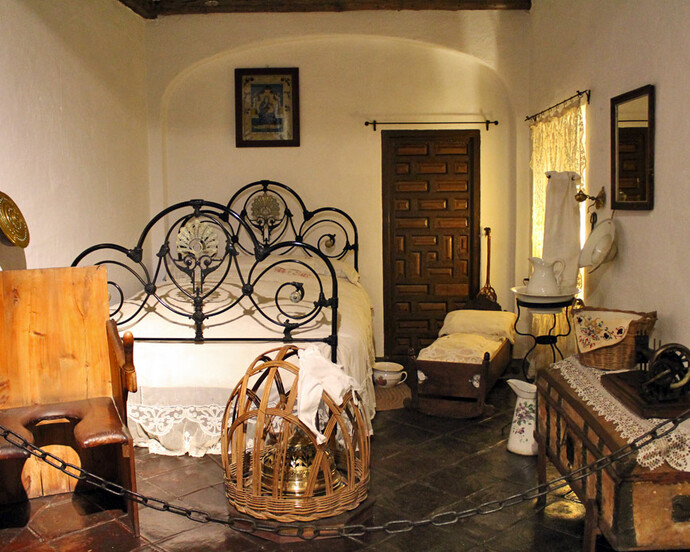 Dormitorio rural, Exhibition view. Courtesy of Museo Unicaja de Artes y Costumbres Populares