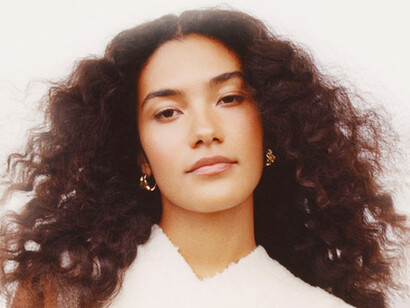 Olivia Dean, egresada del prestigioso BRIT School, ha cautivado con su estilo pop-soul y su voz llena de emocióN