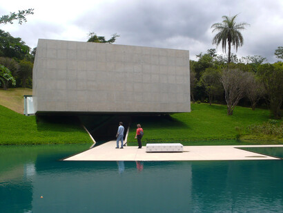 A galeria Adriana Varejão em Inhotim, Minas Gerais, Brasil, une arte e arquitetura em uma experiência imersiva com obras que exploram temas como a iconografia colonial e a antropofagia
