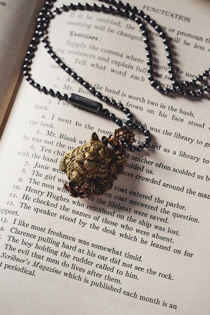 A gramática revela a impotência humana perante o tempo, com verbos que indicam eventos incontroláveis, como fenômenos meteorológicos ou a passagem dos anos