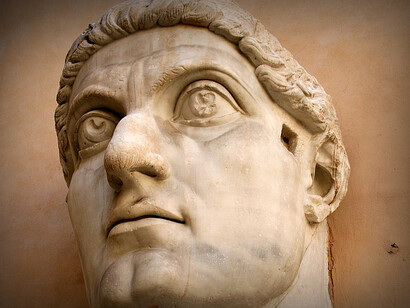 Rosto de Constantino como parte de seu corpo nas descobertas arqueólogicas de 1486 em Roma, Itália