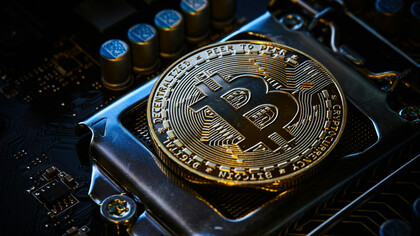 Bitcoin dorado. Desde 2013 hasta 2024, la relación entre terrorismo y criptomonedas ha experimentado transformaciones importantes