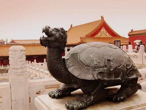 Tortuga de bronce cerca del Palacio de la Suprema Armoníaen el la Ciudad Prohibida, Beijing, China