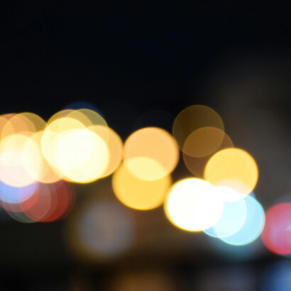 Luces de colores iluminan una noche de fiesta