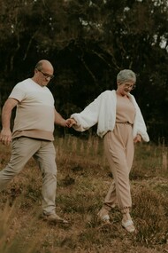 Casal aproveita dia juntos. Para ser feliz é preciso muito pouco mesmo, quase nada, ela não está nas coisas materiais, essas que podemos entrar numa loja qualquer e comprar com algum dinheiro, ou nos endividando com cartões de crédito