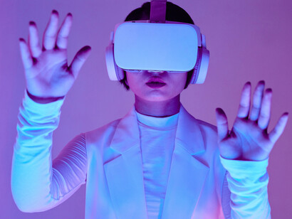 Una donna con visore VR sperimenta la realtà aumentata