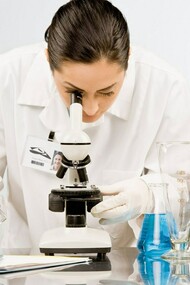Una científica investigando en el laboratorio