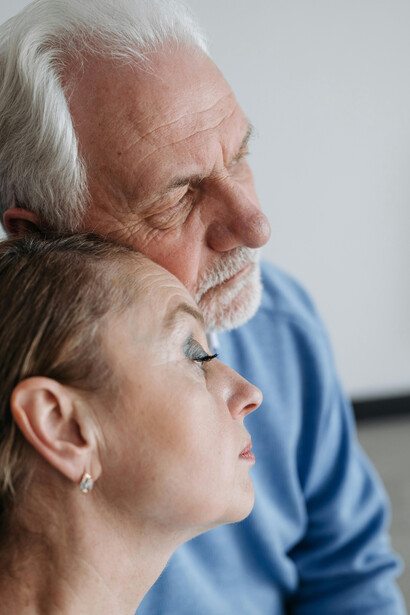 Veja como equilibrar sentimentos de tristeza e alegria após a perda de um ente querido permitindo-se viver e sentir de forma plena