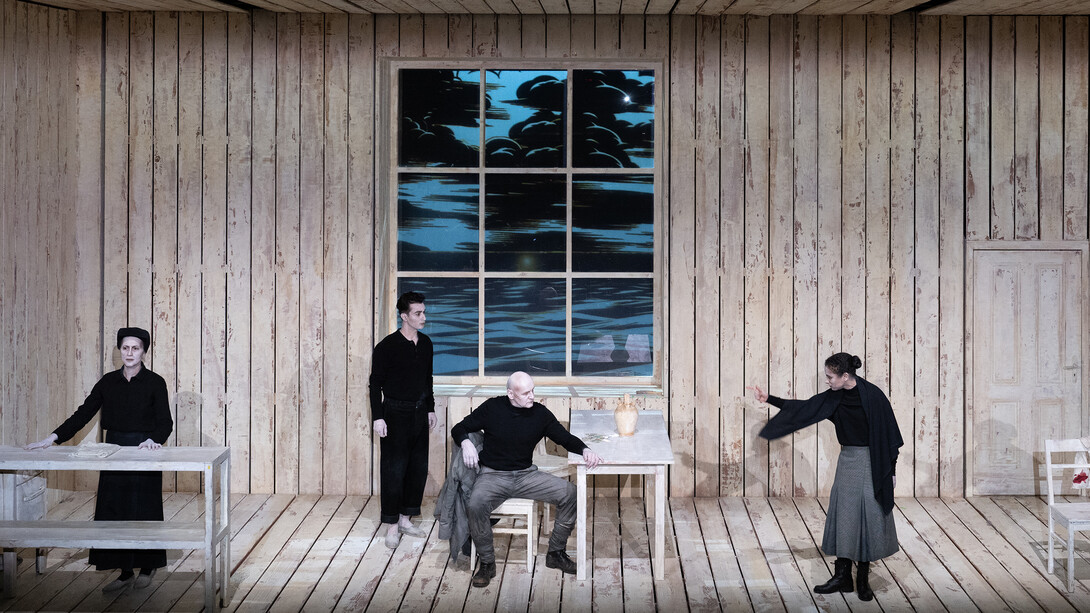 Die gewehre der frau Carrar. Würgendes blei. Courtesy of Residenztheater