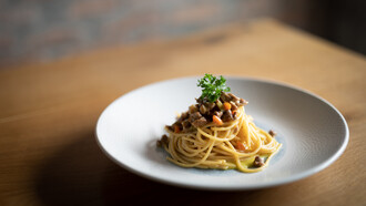 Spaghetti alla chitarra con ragù all’anitra tagliato al coltello all'Hostaria di Castello di Venezia, Italia