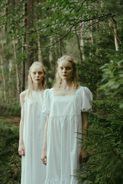 Par de doppelgangër en el bosque. Una variación real de los doppelgänger son los sosias, personas muy parecidas pero que no tienen parentesco o relación entre ellas