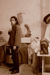 Robby nell'atelier con la testa di falco e altre sculture