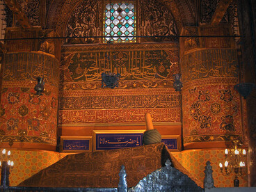 Ante todas las diferencias que percibimos, podemos redefinirnos a nosotros mismos describiendo al otro, el extranjero, con toda su humanidad, y es así que Abdolah nos introduce a Rumi, a los mongoles que invadieron Persia y, posteriormente, parte de Europa. Jalal ad-Din Muhammad Rumi (30 de septiembre de 1207 – 17 de diciembre de 1273). Sepulcro de Jalal ad-Din Muhammad Rumi; Mausoleo de Mevlânâ; Konya, Turkey