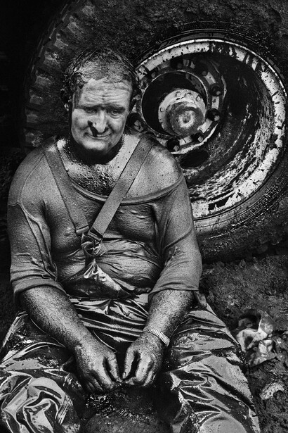 Sebastião Salgado, Operaio della Safety Boss Company durante una pausa, 1991 © Salgado/AmazonasImages/Contrasto 
 