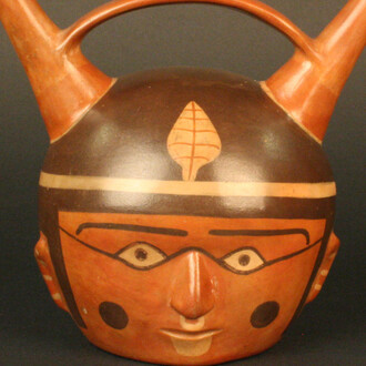 Botella asa puente: cabeza trofeo

Materiales: Cerámica

Horizonte Wari-Tiwanaku. Período Medio 700 - 1100 d.C.

Medidas: 150 mm de alto x 160 mm de ancho