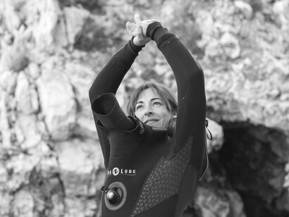 Leo Aymará quitándose el traje de neopreno