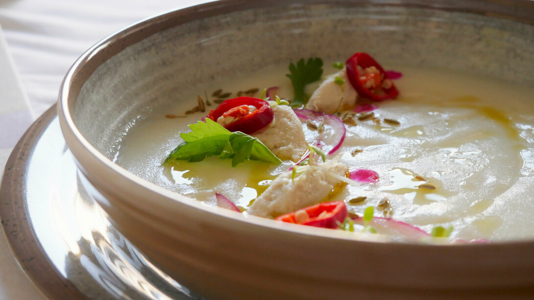 Zuppa di cipolle bianche piccante al profumo di cocco, cardamomo e semi di finocchio con polpette di mandorle 