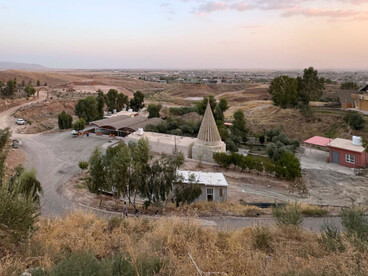 Le mausolée de Nasir al-Din à Ba’shiqa, dans la province irakienne de Ninive, l’un des nombreux sanctuaires yézidis marqués par des siècles de persécutions et de résistance spirituelle
