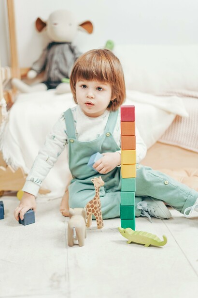 Menino desenvolvendo imaginação com brinquedos