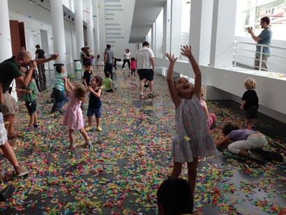 Niños jugando en un día de lluvia