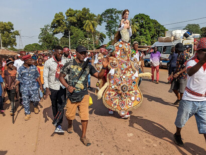 Sheku “Goldenfinger” Fofanah, The artist parading with his Mami Wata devil during the Massaboni Ordehlay procession, Lunsar, Sierra Leone, December 26, 2022. Courtesy of NOMA
