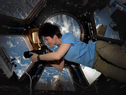 L'astronauta italiana Samantha Cristoforetti all'interno della Cupola (Expedition 42)