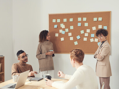 La educación aparece como un medio de supervivencia que prepara al hombre basado en las fuerzas fuertes