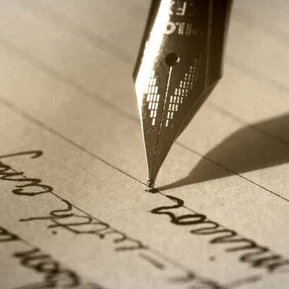 Escritura con pluma fuente. Todos, incluso grandes exponentes del idioma, usamos habitualmente unas palabras por otras
