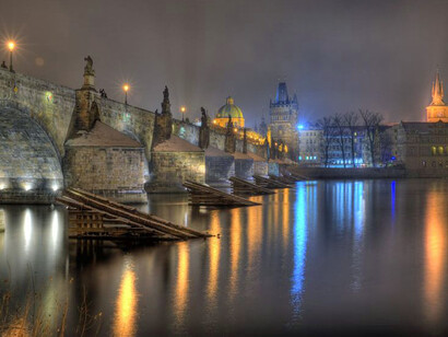 Abendsicht: Die Prager Karlsbrücke und die Moldau