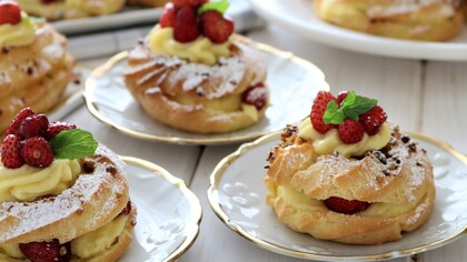 La pasta choux è un impasto a base di acqua, burro, farina e uova, caratterizzato da una consistenza leggera e cava. Nella foto: Paris-brest allo Strega