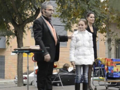 Hay espectadores difíciles: los niños. Si en los primeros minutos no los has interesado, se desconectan sin contemplaciones. El mago Selvin actuando en el barrio de St. Jordi Parc, en Rubí, Barcelona, España