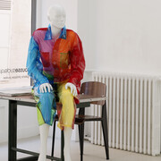 Matthew Darbyshire, Untitled Workwear, 2014, Costume de vinyl coloré sur mannequin assis, 140 x 40 x 60 cm, Courtesy: the artist, Galerie Jousse Entreprise, Paris & Herald Street, London