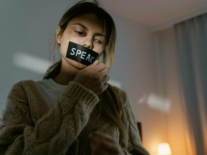 Outro aspecto negligenciado é o habitacional. Mulheres vítimas de violência frequentemente não têm para onde ir após romper com o agressor. Sem políticas públicas eficazes de moradia temporária ou permanente, elas acabam voltando para o ambiente violento por falta de alternativas