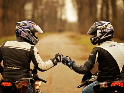 Amigos de paseo en moto