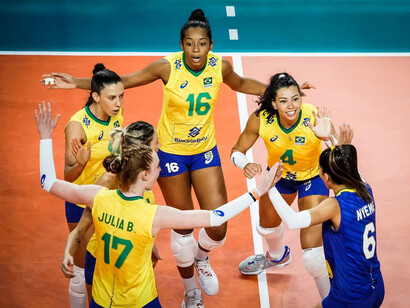 Seleção feminina de vôlei brasileiro em quadra. O esporte viveu seus dias de glória nas Olimpíadas de Barcelona em 1992, quando conquistou o primeiro ouro olímpico