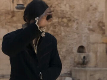 La vida de Miguel de Cervantes, apasionante desde cualquier punto de vista, ha sido objeto, en el caso de la producción realizada por Amenábar, de una revisión cuyo contenido no se ajusta en modo alguno a la realidad de su existencia. Julio Peña Fernández en el rol de Miguel de Cervantes, en la película El Cautivo (2025)