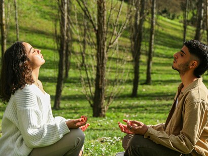 Un uomo e una donna che respirano a pieni polmoni seduti in un prato verde: "E questo respiro, di cui abbiamo coscienza (a differenza degli animali) non lo controlliamo, continua anche mentre non siamo coscienti, non possiamo né generarlo e né trattenerlo quando ci lascerà"