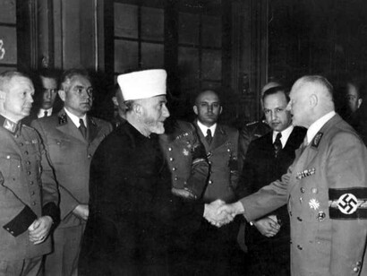 Muhammad Amin al-Husayni reunido con Joachim von Ribbentrop en Berlín. Tras la exitosa invasión de Yugoslavia por las fuerzas del Eje, Al-Husayni promovió el reclutamiento de musulmanes bosnios y albaneses para las Waffen-SS