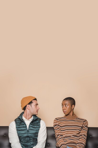 Jovens se olham em conflito