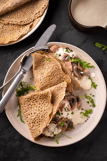 Les galettes. En Haute-Bretagne, la galette est au sarrasin et salée ; la crêpe est fine et sucrée