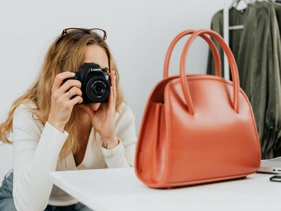 Mas se suas roupas são predominantemente mais vibrantes ou terrosas, um belo tom de marrom pode ser a melhor saída; esse cai muito bem com cores intensas ou até mesmo estampas com tons saturados. Já para um guarda-roupa com tons pálidos, com predominância do branco, tons de cinza ou pastéis e menos intensos, o bege é o melhor a ser considerado, já que esse complementa sem criar contraste. Opções coloridas são bem vindas, mas essas podem ser mais difíceis de combinar com vários looks ou até mesmo conseguir usa-las diversas vezes sem cansar, as cores que podem ser mais interessantes são os tons mais terrosos como um laranja telha, vermelho vinho ou um verde musgo