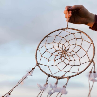 Acchiappasogni, simbolo dei nativi americani: "molte culture native americane vedono la natura come un sistema vivente e interconnesso dove ogni parte contribuisce al benessere del tutto"