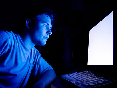 La pantalla no tiene o no crea un espacio en el mundo real, que permita un desarrollo individual armonioso y competente