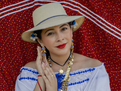 Mujer con joyas y blusa blanca, Panamá