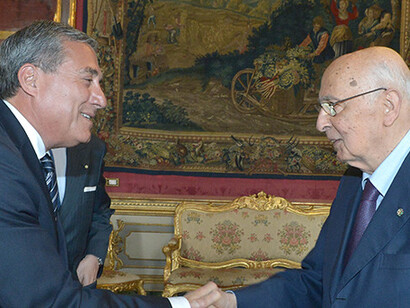 Fernando Ayala, embajador de Chile en Italia, saluda a Giorgio Napolitano