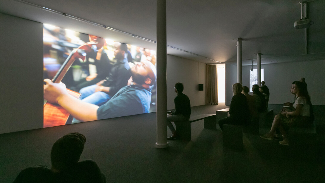 Black Madonna (v.), Walking Prayer (h.), Theaster Gates. Black Madonna, 2018, Tar / Rebund Books. Foto: Julian Salinas