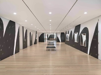 Christine Sun Kim, Todo el día, toda la noche, vista de exhibición. Cortesía del Whitney Museum of American Art