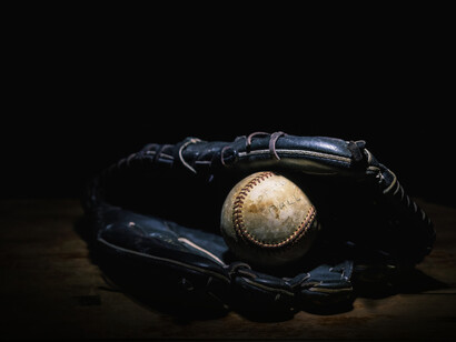 Guante y pelota de beisbol usados. Cuando era niños, por las calles de Caracas, Venezuela, para formar parte del grupo tenias que jugar béisbol