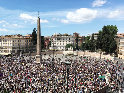 Manifestazione a Roma a piazza del Popolo in memoria di George Floyd